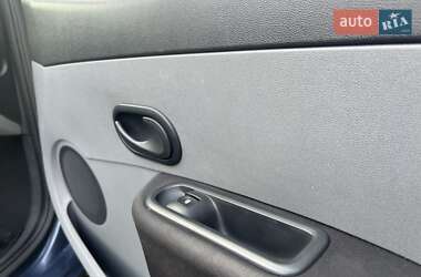 Хэтчбек Renault Clio 2006 в 