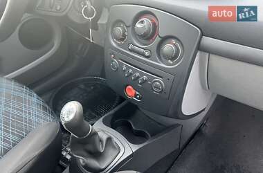 Хэтчбек Renault Clio 2006 в 