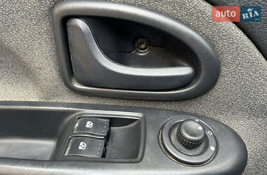Хэтчбек Renault Clio 2003 в 