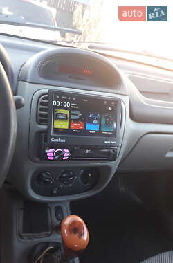 Хэтчбек Renault Clio 2003 в 
