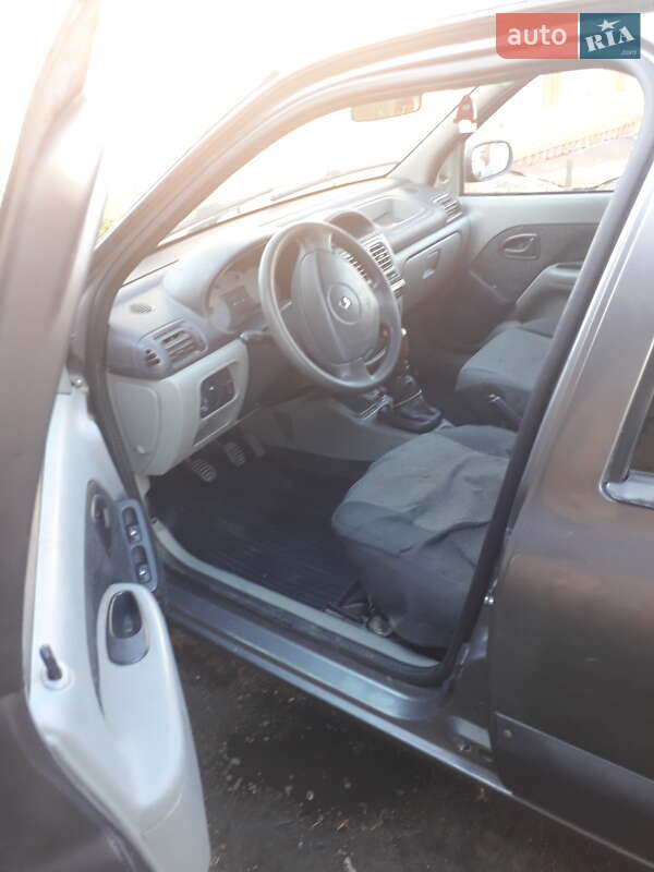 Хэтчбек Renault Clio 2003 в Ромнах фото 8 Хэтчбек Renault Clio 2003 в Ромнах