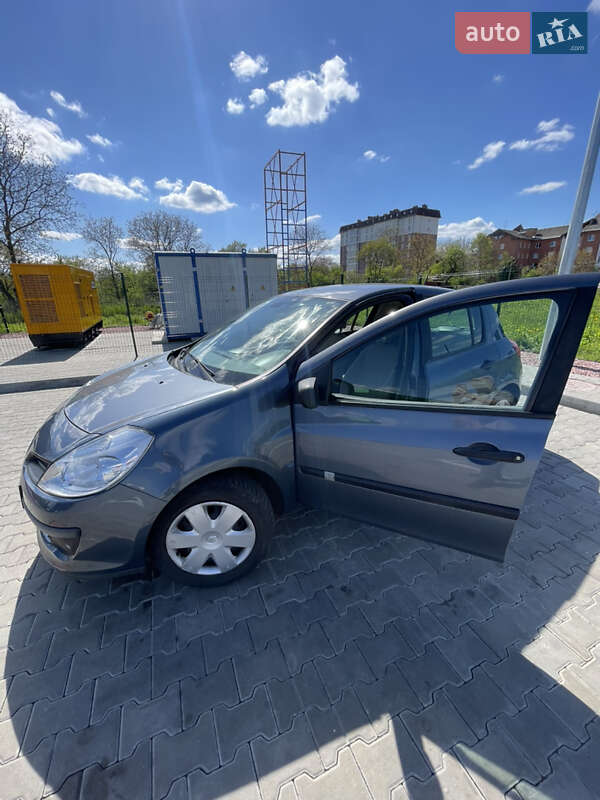 Хэтчбек Renault Clio 2006 в Стрые