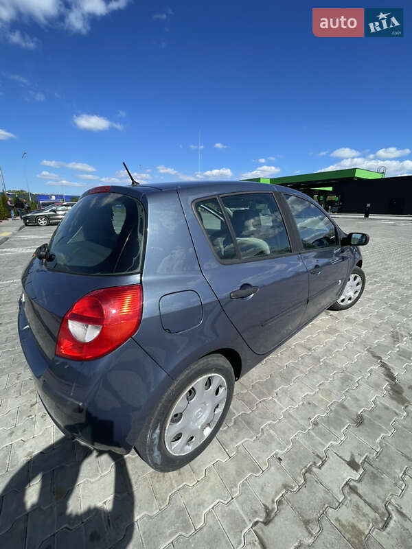 Хэтчбек Renault Clio 2006 в Стрые