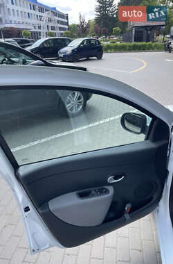 Хетчбек Renault Clio 2012 в 