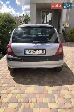 Хэтчбек Renault Clio 2005 в 