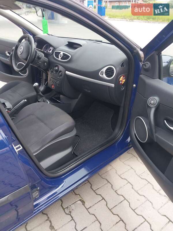 Хэтчбек Renault Clio 2006 в Владимире