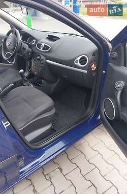 Хэтчбек Renault Clio 2006 в 