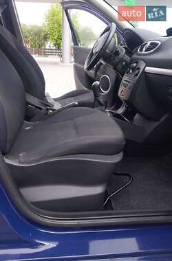 Хэтчбек Renault Clio 2006 в 