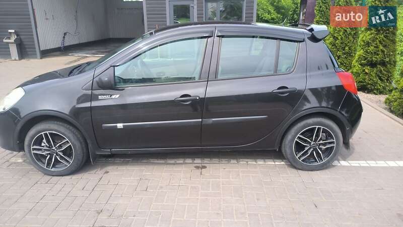 Хэтчбек Renault Clio 2006 в 