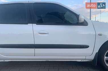 Хэтчбек Renault Clio 2005 в 