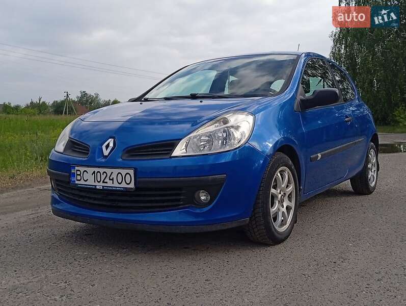 Хэтчбек Renault Clio 2005 в 