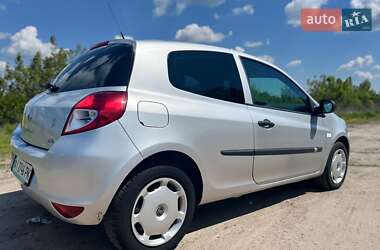 Хэтчбек Renault Clio 2011 в 