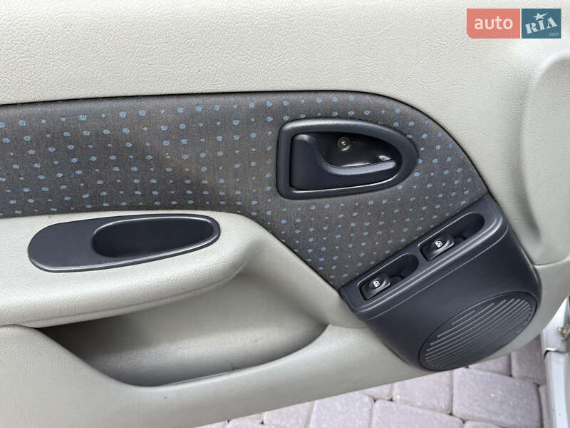 Седан Renault Clio 2005 в Косове