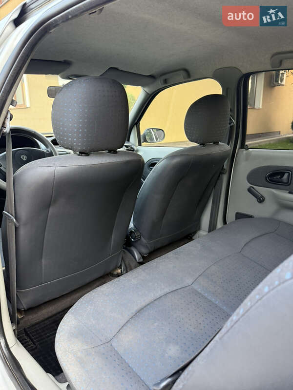 Седан Renault Clio 2005 в Косове