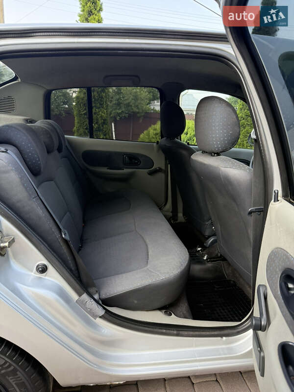 Седан Renault Clio 2005 в Косове