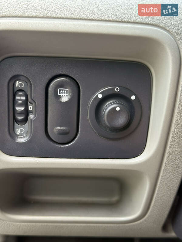 Седан Renault Clio 2005 в Косове