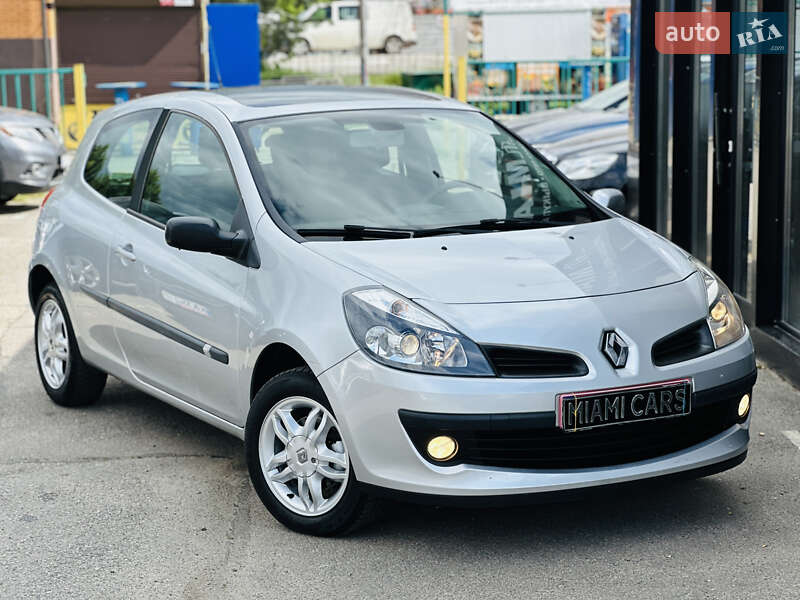 Хэтчбек Renault Clio 2006 в 