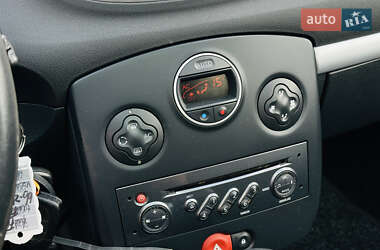 Хэтчбек Renault Clio 2006 в 