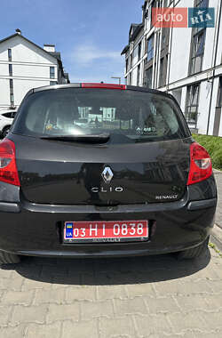 Хэтчбек Renault Clio 2006 в 