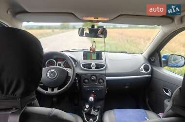 Хэтчбек Renault Clio 2011 в 