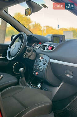 Хэтчбек Renault Clio 2010 в 
