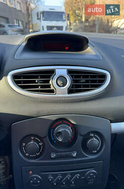 Хэтчбек Renault Clio 2005 в 