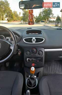 Хэтчбек Renault Clio 2006 в 