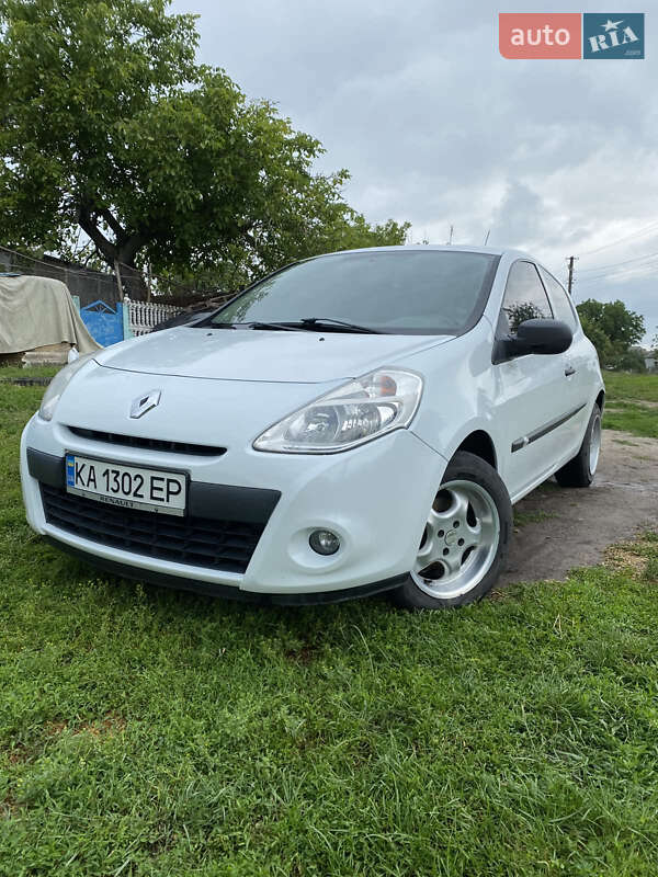 Хэтчбек Renault Clio 2012 в 