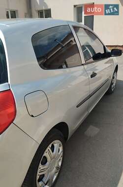 Хэтчбек Renault Clio 2005 в 