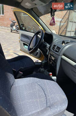 Хэтчбек Renault Clio 2002 в 
