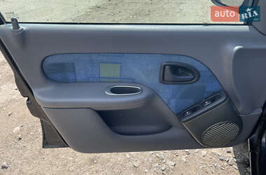 Хэтчбек Renault Clio 2000 в 
