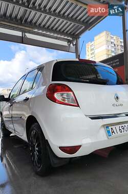 Хэтчбек Renault Clio 2011 в 