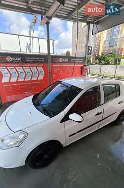 Хэтчбек Renault Clio 2011 в 