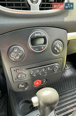 Хэтчбек Renault Clio 2006 в 