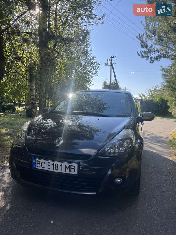 Хэтчбек Renault Clio 2011 в 