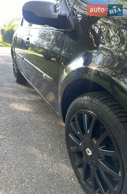 Хэтчбек Renault Clio 2011 в 