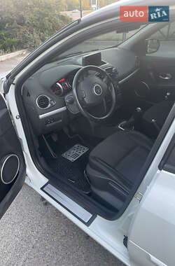 Хэтчбек Renault Clio 2010 в 