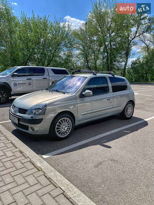 Хэтчбек Renault Clio 2004 в 