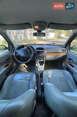 Хэтчбек Renault Clio 2004 в 