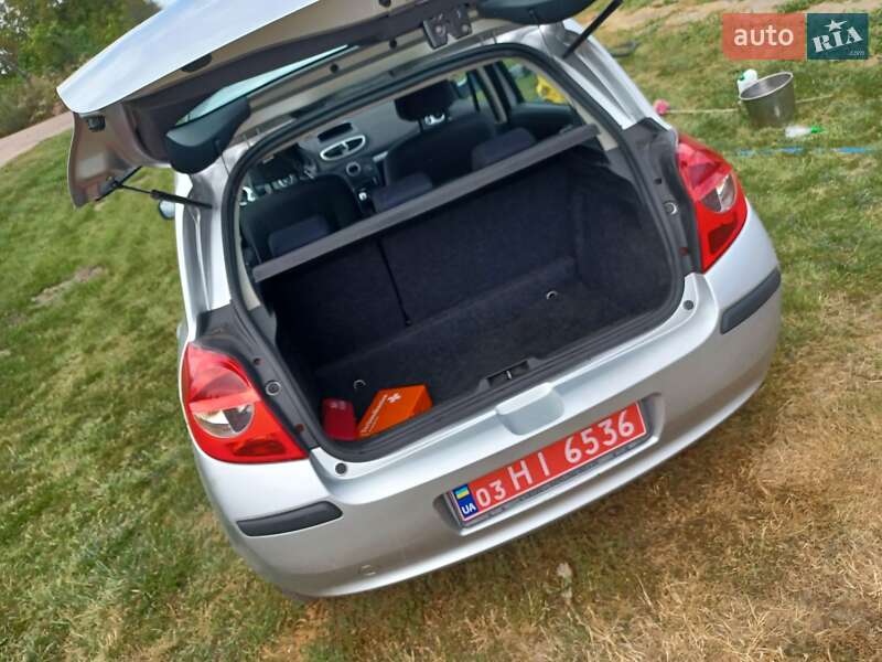 Хэтчбек Renault Clio 2006 в Нововолынске