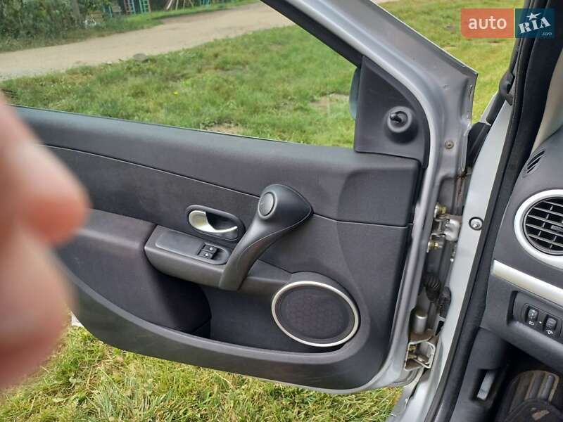 Хэтчбек Renault Clio 2006 в Нововолынске