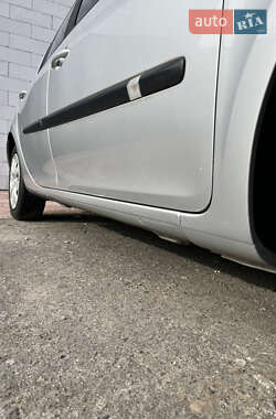 Хетчбек Renault Clio 2006 в 