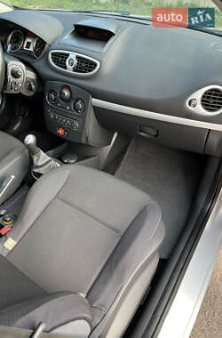 Хетчбек Renault Clio 2006 в 