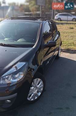 Хэтчбек Renault Clio 2006 в 