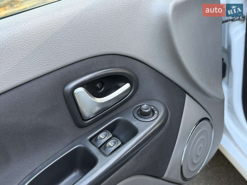 Седан Renault Clio 2012 в Ровно