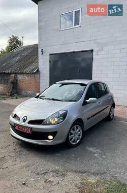 Хэтчбек Renault Clio 2006 в 