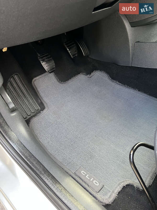Хэтчбек Renault Clio 2006 в Хороле