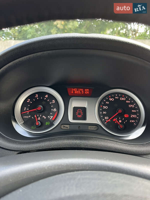 Хэтчбек Renault Clio 2006 в Хороле