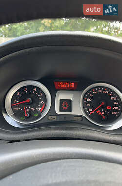 Хэтчбек Renault Clio 2006 в 