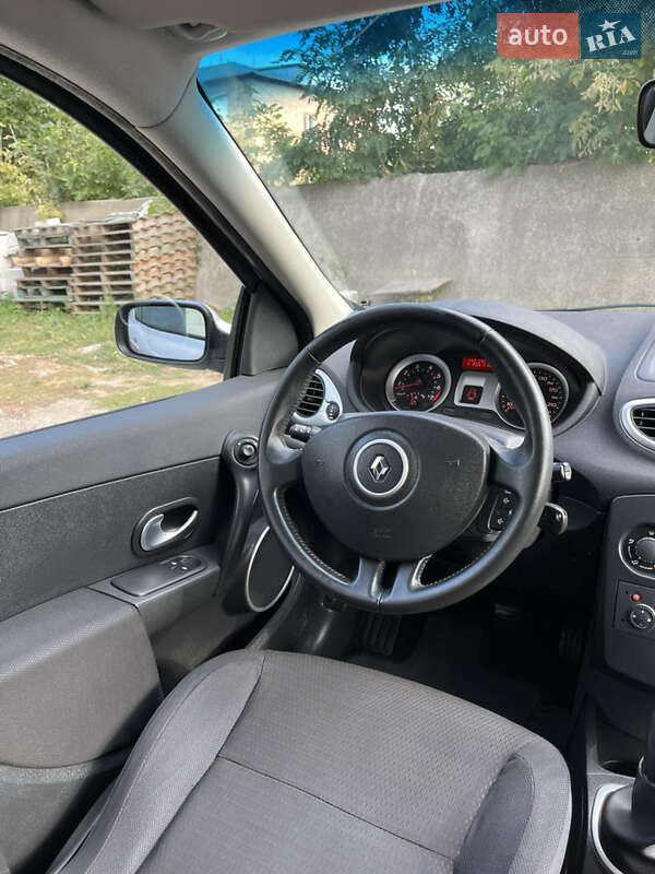 Хэтчбек Renault Clio 2006 в Хороле